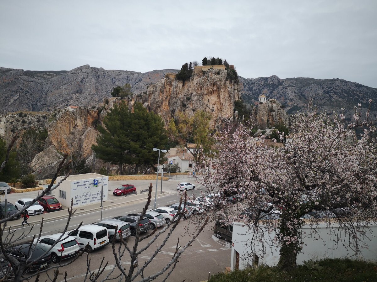 Вид на замок из деревни