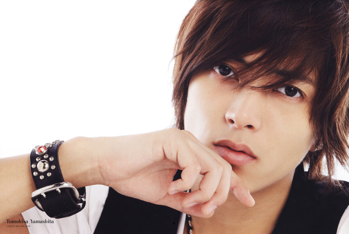 Активно снимается в кино и дорамах. Из его фильмографии рекомендую "Забить на последней секунде" и "Код Синий".