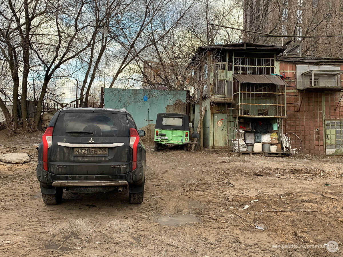 Нашёл ЛуАЗ-969М в старом московском гараже. Уникальный внедорожник с жестким верхом ???