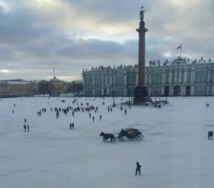 Александровская колонна на Дворцовой площади перед Эрмитажем. Фото сделано в марте 2018 г. из нового корпуса Эрмитажа, где ранее при царе находилось Министерство иностранных дел