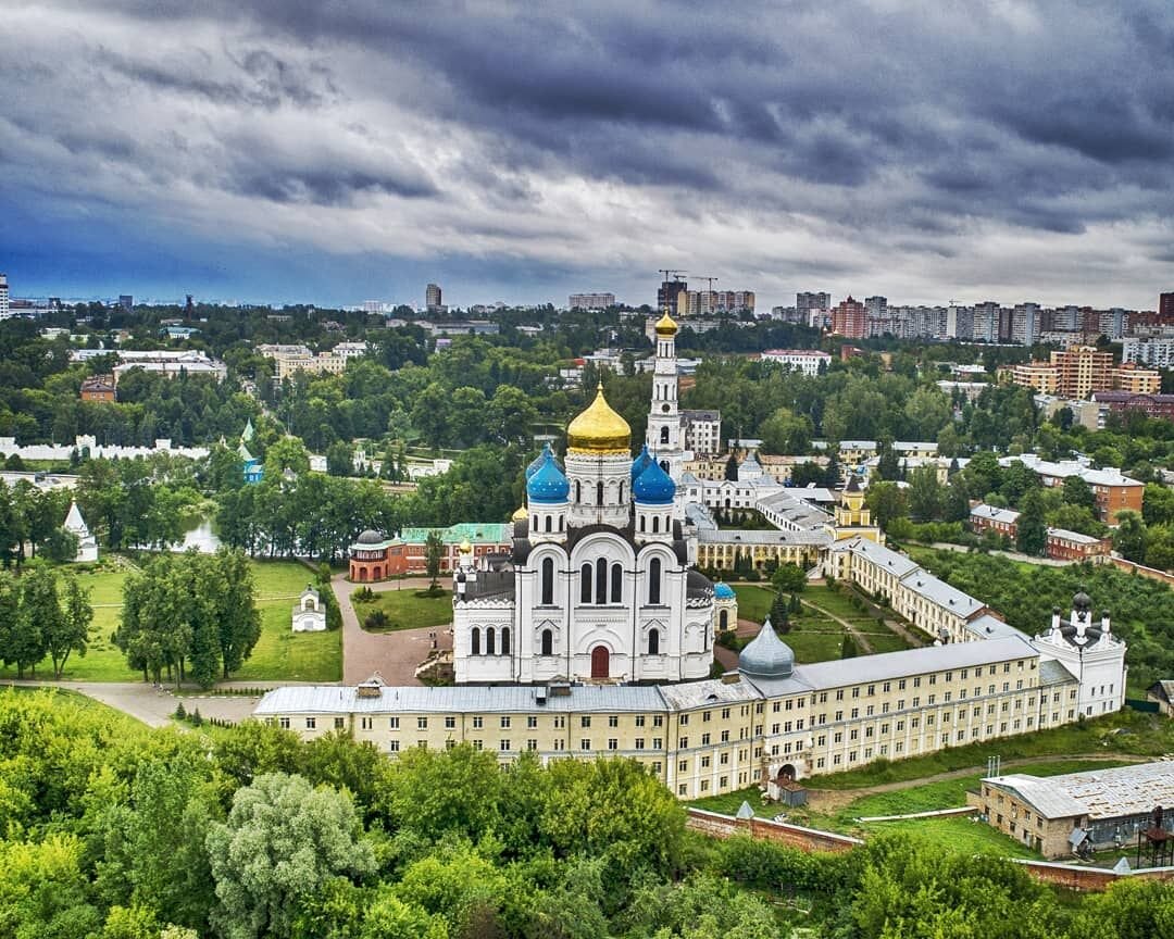 Николо-Угрешский монастырь считается одним из самых древних на Московской земле, он был основан в 1380 году. Именно на этом месте, по преданию, великий князь Дмитрий Донской остановился со своей дружиной на отдых, когда направлялся на Куликово поле. И явился князю «пречудный образ Николая Чудотворца», который стоял «сам по себе в воздухе над деревом, никем не поддерживаемый».  После победы над ханом Мамаем, «благоверный великий князь Дмитрий Иванович с благоверными князьями и боярами нарек это место именем Угреша, которым оно зовется до сего дня, и повелел на этом месте соорудить храм во имя и в честь святителя угодника Христова Николая Чудотворца и воздвиг тут обитель славную и удовольствовал ее щедро всем необходимым к пропитанию». 
 
В ле­то­пи­си Николо-Угрешский монастырь впер­вые упо­ми­на­ет­ся в 1497 году в рас­ска­зе о про­во­дах из Мо­ск­вы вел. кн. ря­зан­ской Ан­ны Ва­силь­ев­ны. Со­жжён и раз­граб­лен во вре­мя на­бе­га крым­ско­го ха­на Му­хам­мед-Ги­рея I на Мо­ск­ву в 1521 году, но вско­ре вос­ста­нов­лен. Мо­на­стырь поль­зо­вал­ся по­кро­ви­тель­ством ца­рей Ива­на IV Ва­силь­е­ви­ча Гроз­но­го (дал мо­на­сты­рю жа­ло­ван­ные гра­мо­ты на зе­мель­ные вла­де­ния в 1545 году и рыб­ные ло­вы в Ниж­нем Нов­го­ро­де в 1567 году), Фёдо­ра Ива­но­ви­ча и Бо­ри­са Фё­до­ро­ви­ча Го­ду­но­ва. В 1571 году серь­ёз­но по­стра­дал во вре­мя на­бе­га крым­ско­го ха­на Дев­лет-Ги­рея I на Мо­ск­ву; в 1606 году - во вре­мя Бо­лот­ни­ко­ва вос­ста­ния 1606-1607 годов. Ле­том - осе­нью 1610 года в Николо-Угрешкском монастыре не­ко­то­рое вре­мя на­хо­ди­лась ре­зи­ден­ция Лже­дмит­рия II. В феврале - мар­те 1611 года ме­сто об­ще­го сбо­ра сил Пер­во­го опол­че­ния 1611 года. Вос­ста­нов­лен по­сле во­ца­ре­ния Ми­хаи­ла Фё­до­ро­ви­ча (Ро­ма­но­ва), поль­зо­вал­ся его по­кро­ви­тель­ст­вом, по­лу­чил под­твер­жде­ние на свои зе­мель­ные вла­де­ния, а так­же щед­рые по­жа­ло­ва­ния как от Ми­хаи­ла Фё­до­ро­ви­ча (по­се­тил оби­тель 9 раз), так и от Алек­сея Ми­хай­ло­ви­ча (при­ез­жал в мо­на­стырь 13 раз). В Николо-Угрешском монастыре  доп­ра­ши­ва­ли уча­ст­ни­ков Мед­но­го бун­та 1662 года, в 1665-1666 годы здесь в за­клю­че­нии на­хо­дил­ся ико­но­пи­сец С.Ф. Уша­ков, в 1666 году - ста­ро­об­ряд­цы про­то­поп Ав­ва­кум Пет­ров, свящ. Ни­ки­та До­б­ры­нин (Пус­то­свят) и диа­кон Фё­дор Ива­нов. 
 
Но затем прошел через череду испытаний Николо-Угрешский монастырь. История рассказывает, что Петровские реформы лишили его каких бы то ни было привилегий. Царская семья, переехав из Москвы в Санкт-Петербург, позабыла Угрешу. Резко сократилось число паломников. Зато значительно прибавилось количество узников за счёт сосланных сюда мятежных стрельцов. 
В первой половине XVIII века мо­на­стырь силь­но об­вет­шал. В 1764 году при­пи­сан к 3-му клас­су. В 1771 году во вре­мя эпи­де­мии чу­мы в Мо­ск­ве в мо­на­сты­ре дей­ст­во­вал ла­за­рет. Во вре­мя Отечесвтенной вой­ны 1812 года око­ло ме­ся­ца был за­нят французскими вой­ска­ми. В первой половине XIX века был бли­зок к за­кры­тию (в 1834 году - 6 мо­на­хов). На­чал воз­ро­ж­дать­ся при игу­ме­нах Ила­рии (1834-1852 годы) и Пи­ме­не (Мяс­ни­ко­ве; в 1852-1853 годы временный управ­ляю­щий, в 1853-1858 годы игу­мен, в 1858-1880 годы ар­хи­ман­д­рит; ка­но­ни­зи­ро­ван в 2000 году). Тер­ри­то­рия Николо-Угрешского монастыря уве­ли­чи­лась в несколько раз, чис­ло бра­тии к 1880 году дос­тиг­ло 170 человек, воз­ве­дён ряд куль­то­вых и хо­зяйственных по­стро­ек. Во вре­мя русско-турецкой вой­ны 1877-1878 годы в мо­на­сты­ре дей­ст­во­вал гос­пи­таль. К началу XX века в мо­на­сты­ре бы­ло 11 хра­мов, училище с церковью Со­ше­ст­вия Св. Ду­ха (зда­ние не сохр.), стран­но­при­им­ный дом. 
 
В XX веке для монастыря, как и для всей Русской Церкви, настали трудные времена. В стенах обители размещались и детская исправительная колония ОГПУ, и спортивные и медицинские учреждения, и жилье. Новая власть снесла четыре храма из одиннадцати (включая самый ценный Никольский собор, небольшой и никому не мешавший).  
Богослужебная жизнь в Николо-Угрешском монастыре теплилась до 1925 года, еще год работала Петропавловская церковь. В конце 1920-х-начале 1930-х годов все храмы обители были переоборудованы под жилые и административные здания. В 1940 году разобрали Никольский собор. В начале Великой Отечественной войны снесли верхние ярусы колокольни из-за опасения, что высокая колокольня может стать ориентиром для фашистской авиации. 
Настоящее воскрешение Угреши началось в 1990 году. Для начала монастырь вернули Православной Церкви. Как в старые добрые времена его возвращению к жизни помогали многочисленные благодетели: от представителей властей до обычных горожан. Постепенно восстанавливались старинные храмы. А также появлялись новые. 
Десять лет назад на месте обнаружения остатков фундамента воссоздали Никольскую церковь. Причем, Святейший Патриарх Алексий высказал пожелание, чтобы собор был воздвигнут в стиле архитектуры времени Куликовской битвы и увековечил тем самым подвиг русского народа в той битве. 
Сегодня самым крупным храмом Угреши является Преображенский собор, построенный в конце XIX века к 500-летию монастыря. Высотой купола и площадью он уступает лишь Храму Христа Спасителя. Его иконостас расписывали палехские мастера, а шесть паникадил привезли из Греции. Здесь хранится образ Николая чудотворца и мощи преподобного Пимена. 
Многоярусная колокольня, потерявшая во время Великой Отечественной войны верхние уровни, в наши дни была восстановлена и снова выросла почти до ста метров. 
Церковь Пимена Угрешского напоминает храм Покрова на Нерли. Она появилась в 2002 году на земле монастырского кладбища. До 1928 года здесь была часовня, в которой хранился прах настоятеля Пимена, канонизированного в 2000 году. Прах был укрыт в советское время неравнодушным жителем, а затем чудесным образом возвращён обители. Возвели церковь при поддержке Министерства юстиции РФ в память о его погибших сотрудниках. 
Мо­на­стырь ого­ро­жен сте­ной с 8 во­ро­та­ми и 16 баш­ня­ми в рус­ском сти­ле (1855-1866 годы, при уча­стии Ф.Г. Солн­це­ва; вклю­ча­ет 8-гран­ную северо-восточную уг­ло­вую баш­ню и квад­рат­ную 2-ярус­ную баш­ню над Свя­ты­ми во­ро­та­ми, со­хра­нив­шие­ся от ра­зо­бран­ных стен XVI-XVII веков); западный уча­сток северного фа­са­да (1866 год) с де­ко­ра­тив­ны­ми баш­ня­ми с ма­ши­ку­ля­ми и ки­ле­вид­ны­ми фор­ма­ми на­зван Па­ле­стин­ской сте­ной, т. к. по за­мыс­лу строи­те­ля изо­бра­жа­ет «гор­ний Ие­ру­са­лим». В южной час­ти мо­на­сты­ря рас­по­ло­же­на его ху­дожественая до­ми­нан­та - 5-гла­вый 4-столп­ный Спа­со-Пре­об­ра­жен­ский со­бор в ду­хе позд­не­го рус­ско-ви­зан­тий­ско­го сти­ля (1880-1889 годы, арх. А.С. Ка­мин­ский; рос­пи­си бри­га­ды Н.М. Са­фо­но­ва за­вер­ше­ны в 1894 году; вос­ста­нов­лен в 1991-2000 годы); с северной сто­ро­ны от со­бо­ра - Ни­коль­ский со­бор (воз­ве­де­ние в кам­не да­ти­ру­ет­ся от первой половины XV до первой половины XVI веков, сне­сён в 1940 году, вос­соз­дан на ста­ром фун­да­мен­те и ча­сти под­кле­та в 2004-2007 годы) и 8-гран­ная ча­сов­ня Свт. Ни­ко­лая в не­ови­зан­тий­ском сти­ле на мес­те яв­ле­ния ико­ны в 1380 году (1893 год, арх. Ка­мин­ский; вос­ста­нов­ле­на к 1998 году). 
На гл. до­ро­ге от Свя­тых во­рот к со­бо­ру по­строе­на 93-мет­ровая 6-ярус­ная про­езд­ная ко­ло­коль­ня (2 ба­роч­ных яру­са 1758-1763 годы, про­ект арх. И.П. Же­реб­цо­ва; до­строе­на до 6 яру­сов в 1858-1859 годы; ко­ло­кол «Бла­го­ве­ст­ник» ве­сил 19,7 т; 2 верх­них яру­са раз­ру­шены в 1941 году, вос­ста­нов­ле­ны в 2002-2003 годы) с церковью Усек­но­ве­ния гла­вы св. Ио­ан­на Пред­те­чи во 2-м яру­се (1840 год). С за­па­да к ко­ло­коль­не при­мы­ка­ет кор­пус Го­су­да­ре­вых, Пат­ри­ар­ших и Игу­мен­ских па­лат (вторая половина XVII века, рас­ши­рен в XIX веке) с «цер­ко­вью Ус­пе­ния что у Го­су­да­ря на се­нях» на 2-м эта­же (XVII век, пе­ре­строе­на в 1763 году, не­оба­роч­ные на­лич­ни­ки и сев. при­дел Прп. Ма­рии Еги­пет­ской 1852 год), к ко­то­ро­му, в свою оче­редь, при­мы­ка­ет 8-гран­ная баш­ня XVII века (пе­ре­де­ла­на в бе­сед­ку в 1838 году). 
Сегодня Николо-Угрешская обитель — большой ставропигиальный монастырь, впечатляющий своим величием и красотой построек. 