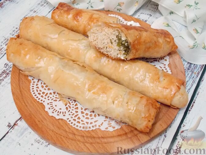 Вкусная, сытная мясная закуска из теста фило понравится всем без исключения. Ведь под тонким хрустящим тестом находится много начинки из фарша индейки, зелени и сливочного сыра. 
Продукты (на 4 порции)
Тесто фило - 8 листов
Индейка (филе) - 500 г
Сыр сливочный - 250 г
Зелень - 60 г
Масло растительное - 2 ст. ложки + для смазывания
Масло сливочное - 100 г
Лук репчатый - 70 г
Соль - по вкусу
Перец черный молотый - по вкусу
Желток - 1 шт.