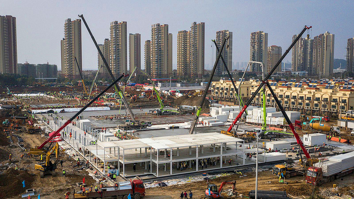 Строящийся госпиталь в Ухане, рассчитанный на более чем 1.000 человек.