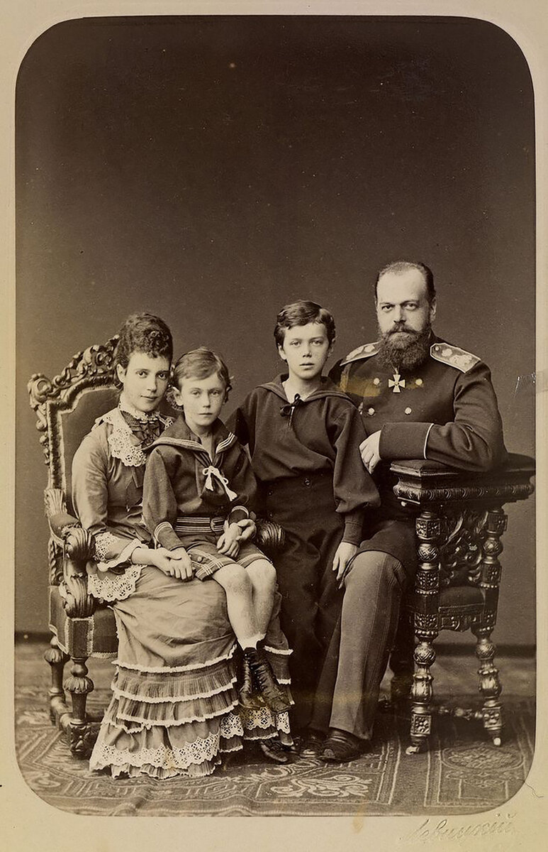 Мальчик Ники с родителями