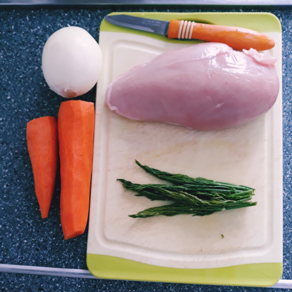 Куриное филе (грудка),  укроп, морковь, репчатый лук
