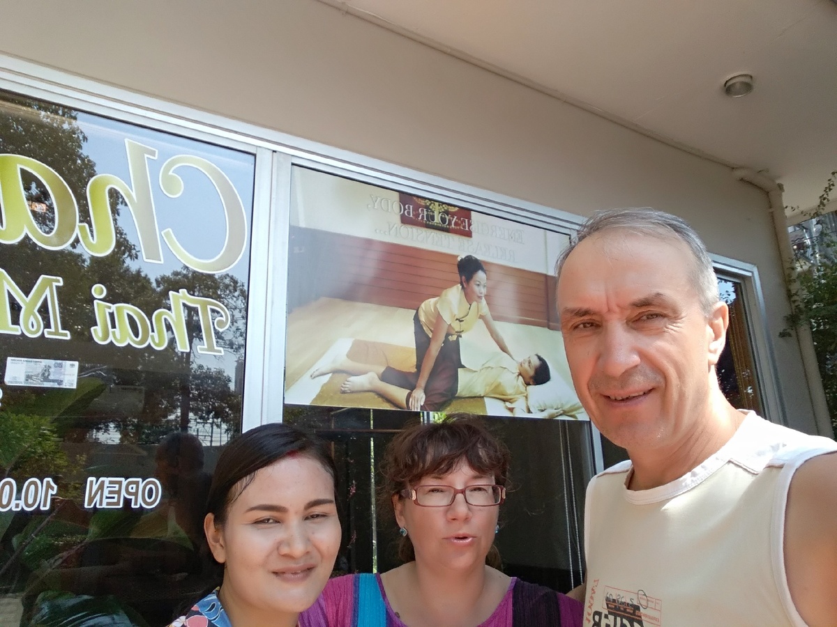 Рядом с массажным салоном и массажисткой