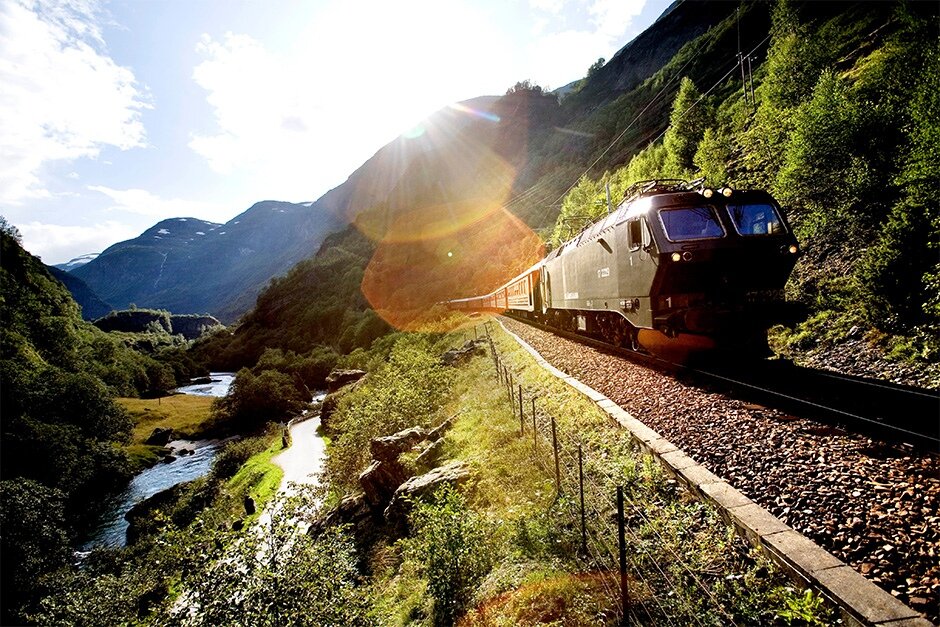 Путешествие на поезде на английском. Фломская железная дорога Норвегия. Бергенская железная дорога Норвегия. Фломская железная дорога Норвегия фото. Фломская железная дорога и Фьорд.