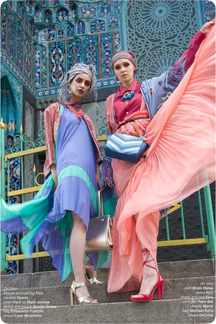 Когда снимаем снизу вверх акцент падает на ноги и в данном случае на туфли.