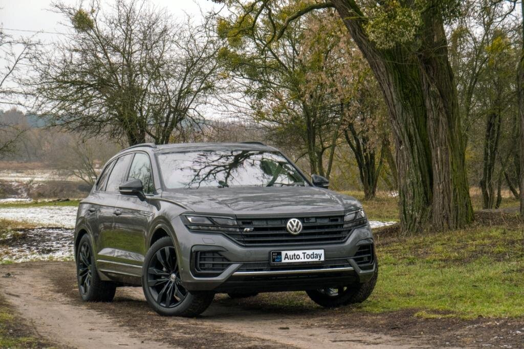 Volkswagen Touareg 2019 в лесу