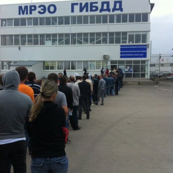 Примерно такие очереди у нас стоят, человек по 60.