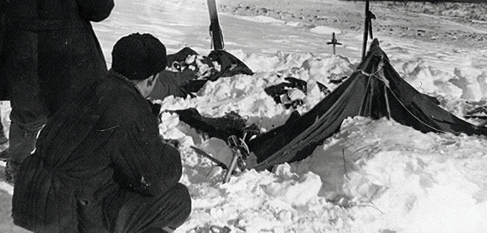 Палатка, которую установили дятловцы на высоте 1079 метров.  