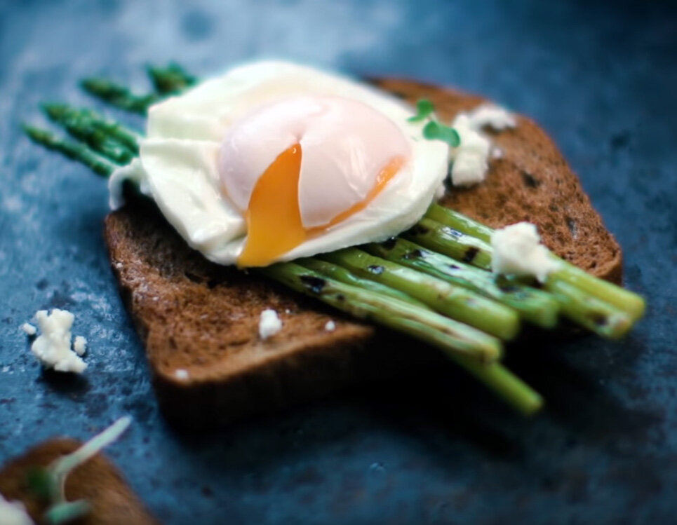 Яйцо пашот на тосте из ржаного хлеба на закваске