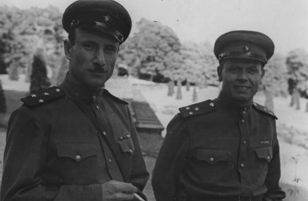 кинорежиссер С. А. Герасимов (начальник отдела военной кинохроники в СССР)- слева