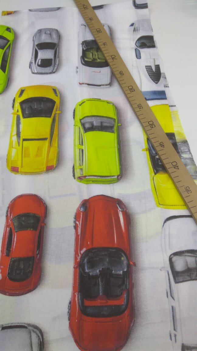 Еще машинки - линейка специально лежит- чтобы было видно что ЭТО материал.