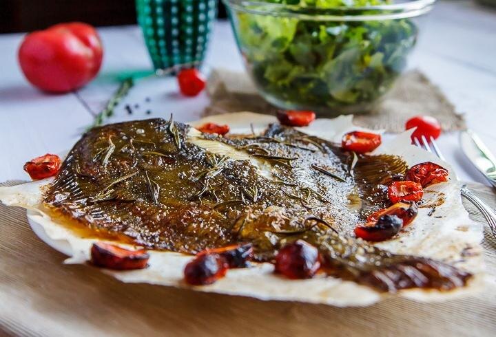 Камбала печёная с черри