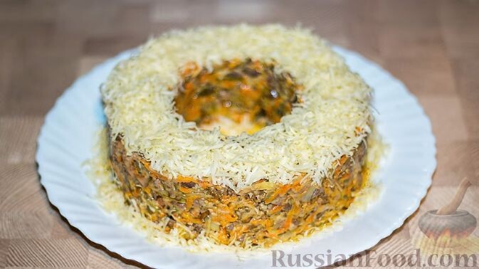 печень куриная, грибы солёные, сыр твёрдый, морковь, лук репчатый, майонез, сметана, горчица, лавровый лист, перец душистый горошком, перец молотый, соль, масло подсолнечное, зелень