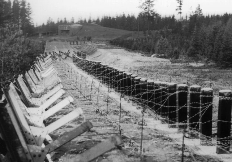 Заграждения из ежей в Чехословакии. На заднем плане пехотный сруб (в русской классификации орудийно-пулеметный капонир). Фото с http://www.mobilisace1938.cz/