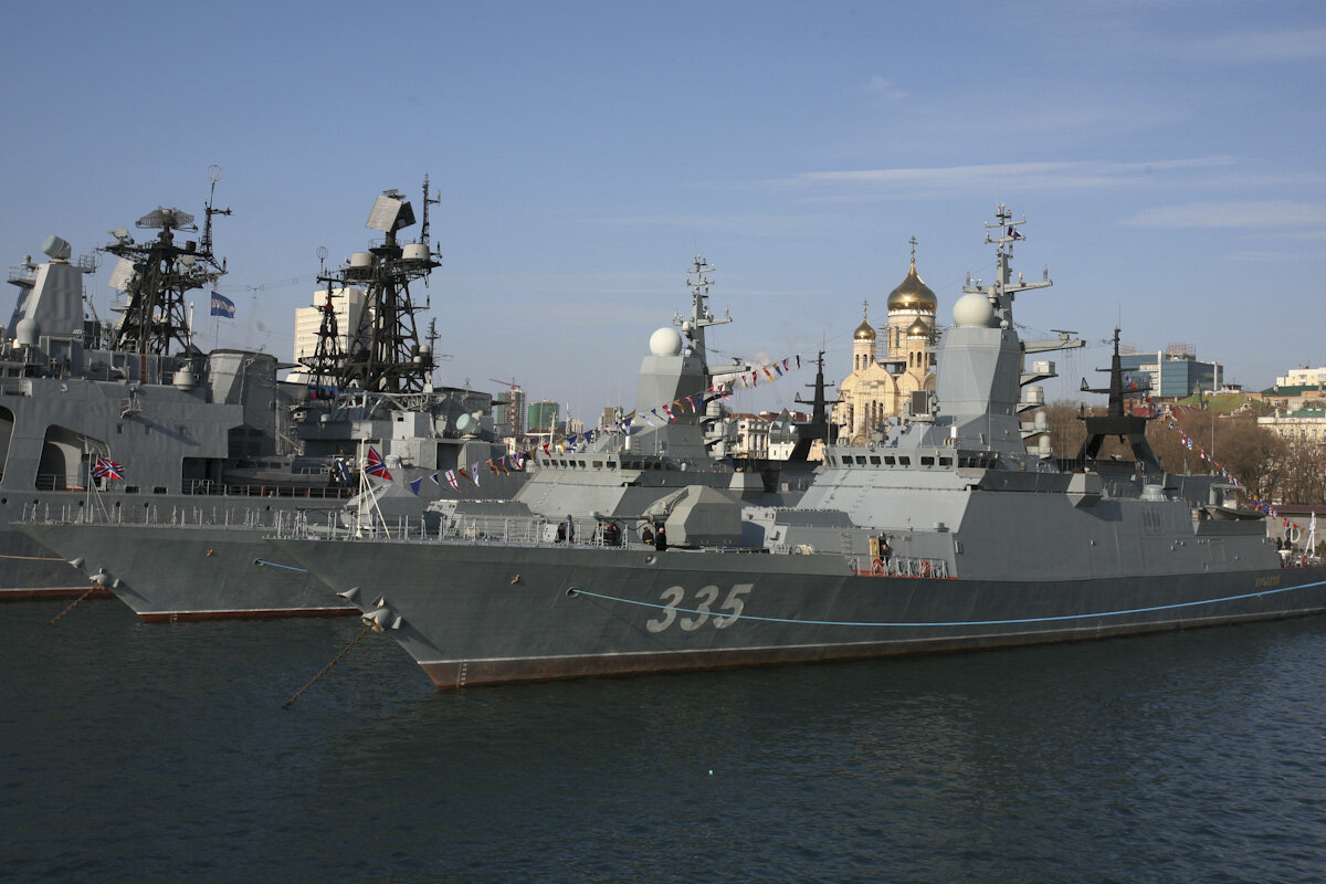 "Громкий" на переднем плане