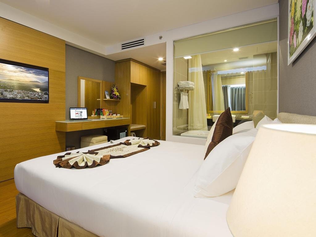 Вот такой это номер судя по фото с агоды. Мы как раз его рассматривали для бронирования. Главное, что окно есть!