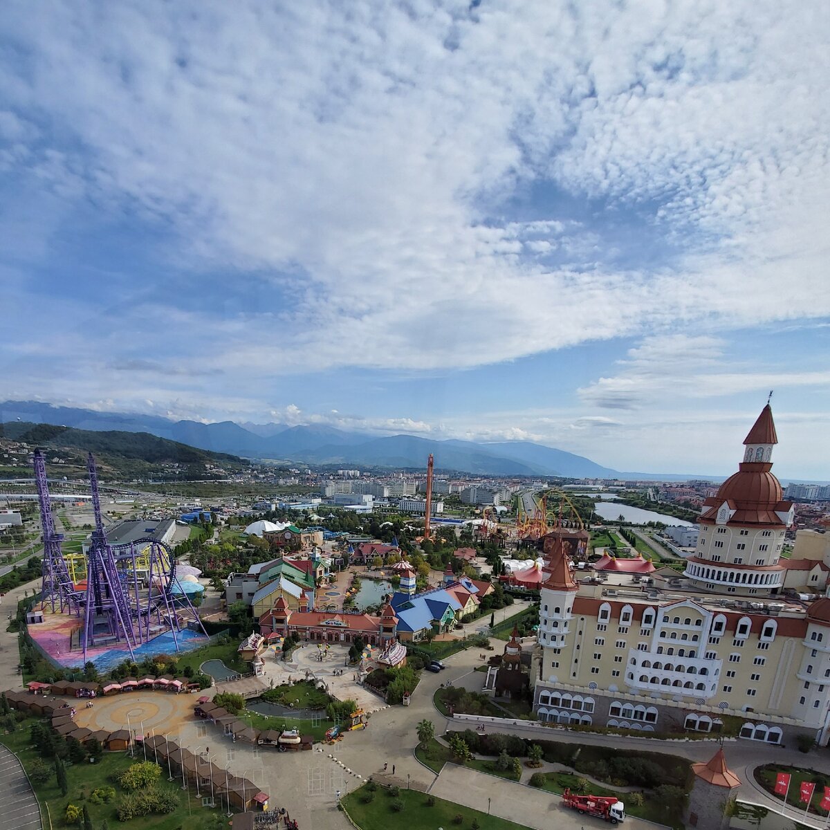 Вид с колеса обозрения, которое расположено у входа в Сочи Парк