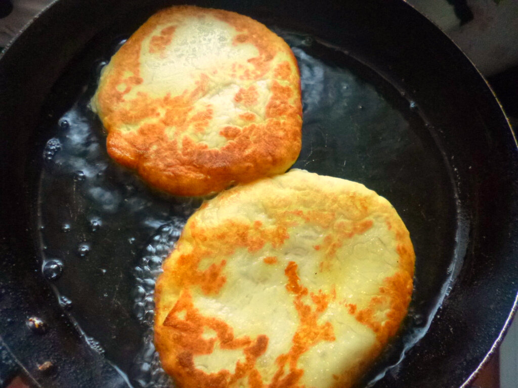 пирожок жареный с луком и яйцом вес и размер. сколько жарить тесто. пирожки на дрожжевом тесте. сколько жарить тесто. пироги жареные на сковороде.