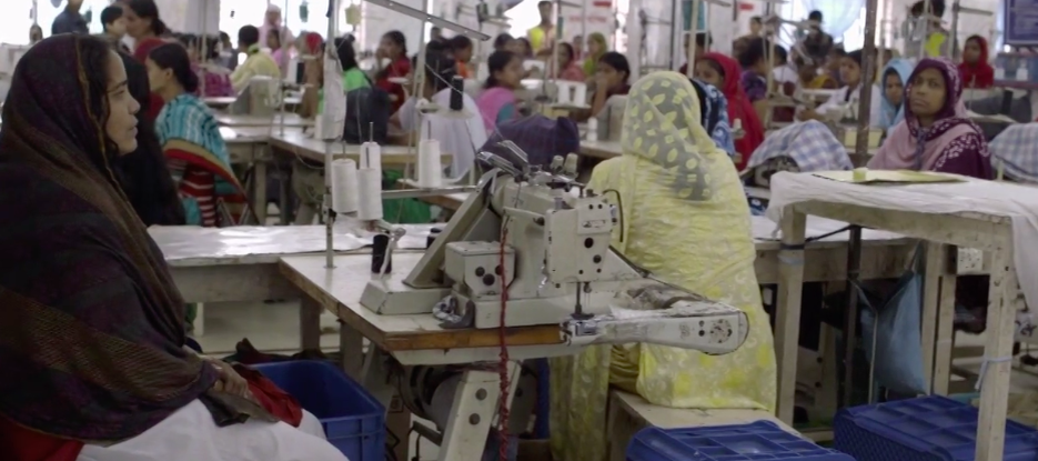 Вот эти бедные женщины шьют все те ультрамодные вещи, которые мы носим. Это не секрет, но меня  все равно картинка поражает