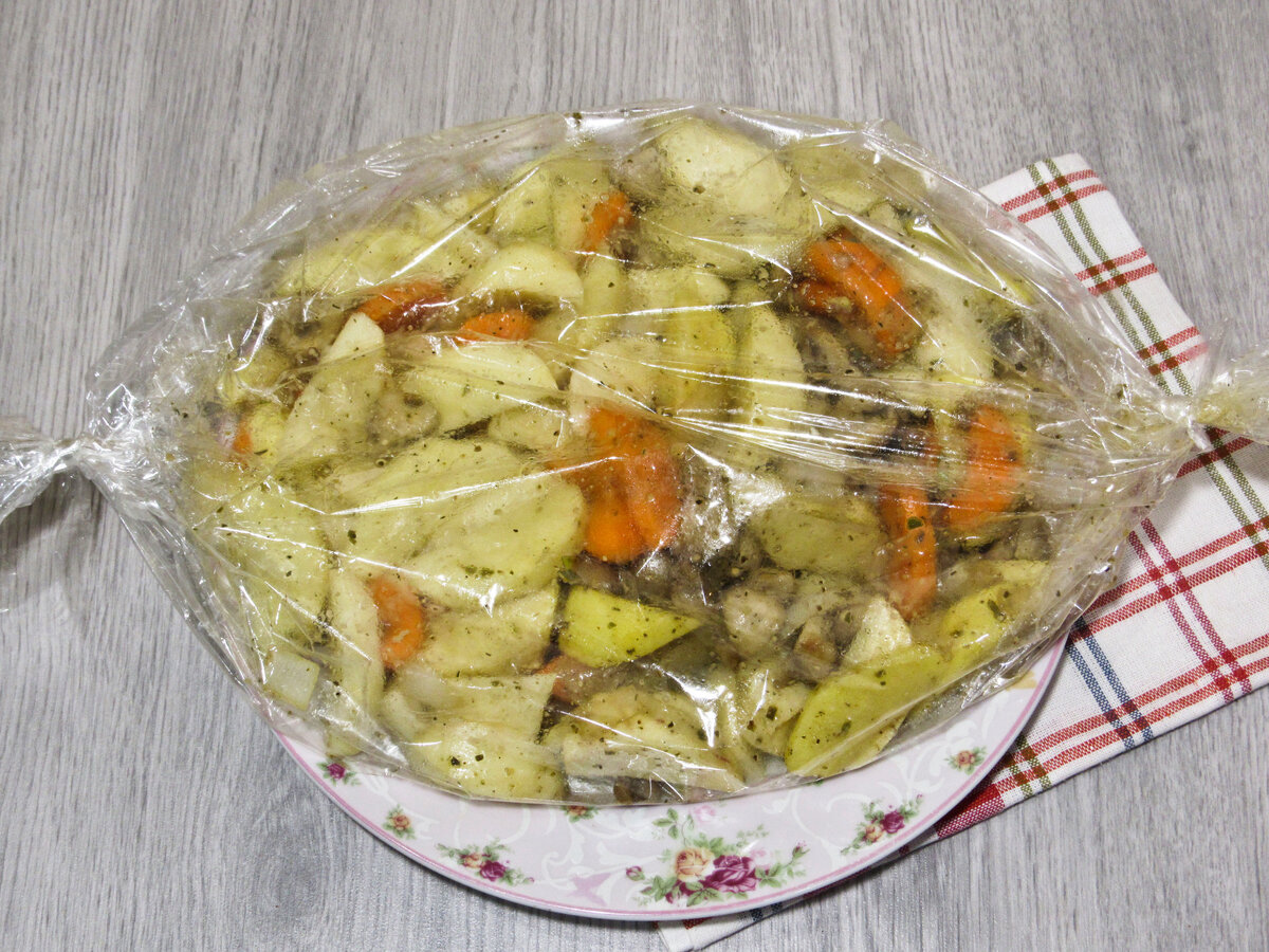 Сытное блюдо в пост: один из самых удачных рецептов приготовления картофеля с грибами в рукаве