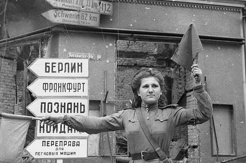 Начальник поста регулирования младший сержант Анна Батьянова за регулировкой движения в городе Кюстрин. Фото: waralbum.ru
