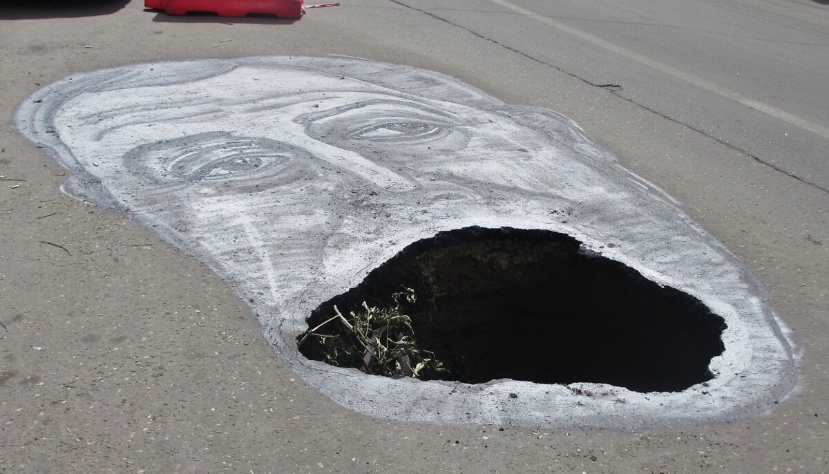 Известная "достопримечательность" Саратова - яма на набережной с лицом губернатора Радаева