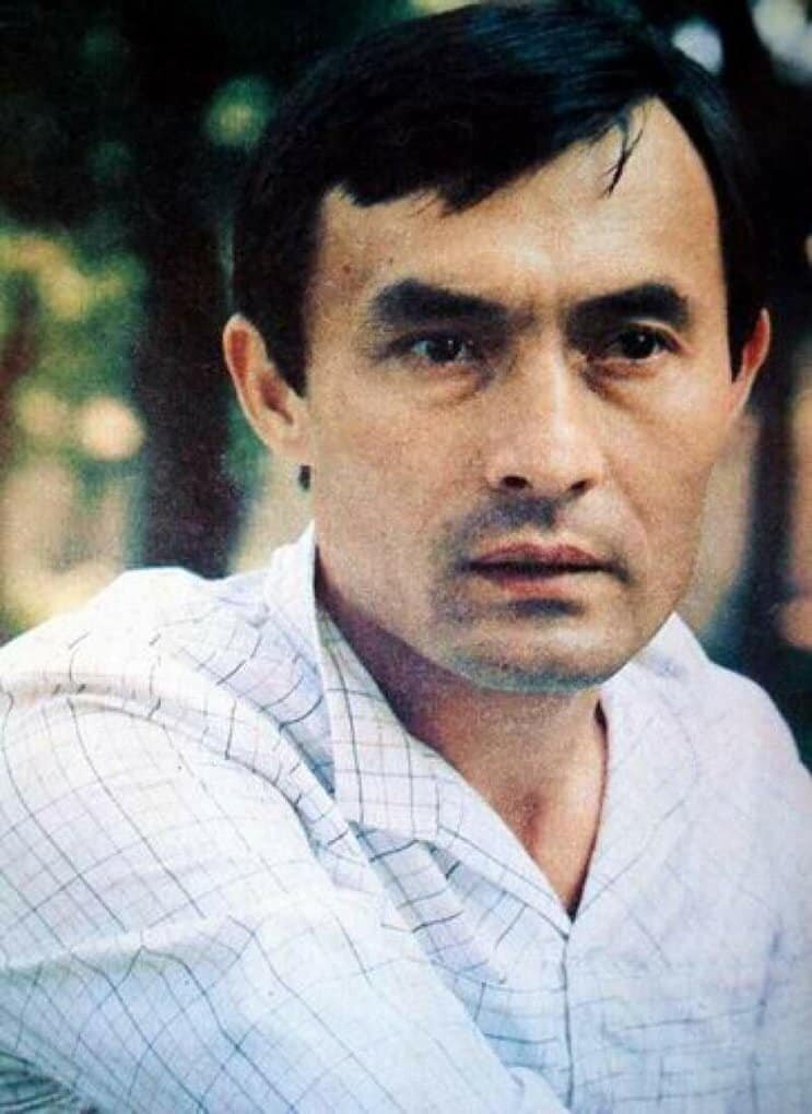 
Талгата Нигматулина называют вторым Брюсом Ли. Семья будущего актера жила довольно бедно, он рано потерял отца, и ему приходилось подрабатывать в сапожной мастерской и на сахарном заводе. Некоторое время мальчик даже жил в детском доме.