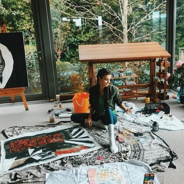 Ханде Эрчел на карантине наводит беспорядок