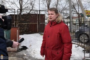 Затем  участники рейда направились по адресу ул. Комсомольская, 19, чтобы  осмотреть придомовую территорию и контейнерную площадку для сбора  мусора.