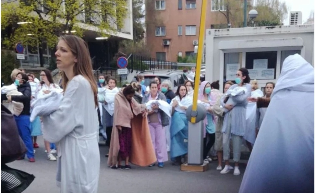 Матери с младенцами на улице после первого удара. Начал падать снег.