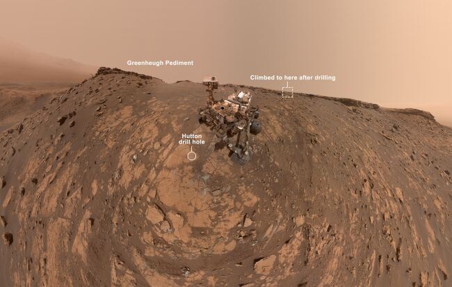 Марсоход NASA Curiosity сделал это селфи 27 февраля. 26, 2020. Осыпающийся каменный слой в верхней части изображения-это фронтон Гринхью, который Curiosity поднялся на вершину 6 марта. Источник фотографии: NASA