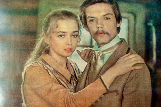 С.В."Любовь и разлука"  прозвучала в фильме "Они венчались не в церкви", основанном на записках и дневниках революционера-народника Сергея Синегуба.  
Сергей Синегуб родился 1 декабря 1851 года в семье помещика. По окончании Минской гимназии он поступил в Петербургский технологический институт, а затем сблизился с с участниками "кружка чайковцев" (названного по имени Н. В. Чайковского, одного из организаторов объединения), он начал активную пропагандистсткую работу, участвовал в подготовке «хождения в народ», вел пропаганду среди рабочих-ткачей.  Один из первых организаторов рабочих кружков в Санкт-Петербурге. 

Синегуб фиктивно женился на дочери священника - Ларисе Чемодановой. Лариса была моложе Синегуба на 5 лет. Она родилась в с. Ухтым Вятской губернии, окончила Вятское епархиальное женское училище, пыталась неудачно убежать из родительского дома, чтобы учиться в Петербурге.
Поскольку «народники», в рядах которых состоял Синегуб,  стремились к освобождению и от «домашнего гнета», Сергей посчитал своим революционным долгом «освободить от семейного деспотизма» совсем незнакомую ему девушку, мечтавшую «служить народу». В то время среди революционеров практиковалось заключение с этой целью фиктивного брака. Именно так решили поступить 21-летний Сергей Синегуб и Лариса Чемоданова, которой не исполнилось и семнадцати. 
Синегуб влюбился в невесту с первого взгляда, но народнические принципы не позволяли ему признаться в любви, даже когда Лариса приехала в Петербург и стала жить с мужем в коммуне: «Это было бы преступлением, посягательством с моей стороны на ее свободу, так как я был ее законный муж». В итоге Лариса сама призналась Сергею в любви и по окончании «процесса 193-х» в котором Синегубу присудили 9 лет каторги Лариса поехала за супругом в Сибирь. 
С. С. Синегуб умер 20 октября (2 ноября) 1907 года от разрыва сердца. Л. В. Чемоданова умерла в Томске, пережив мужа на 16 лет. Их сын, участник революционного движения, приговорен к повешению в 1908 году.  
*** песня  из кинофильма  ....

Любовь и разлука

Еще он не сшит, твой наряд подвенечный, И хор в нашу честь не споет...

Но время торопит - возница беспечный, - И просятся кони в полет.

И просятся кони в полет.

 

Припев:

Ах, только бы тройка не сбилась бы с круга.

Бубенчик не смолк под дугой!

Две вечных подруги - любовь и разлука - Не ходят одна без другой.

Две вечных подруги - любовь и разлука - Не ходят одна без другой.

 

Мы сами раскрыли ворота, мы сами Счастливую тройку впрягли,

И вот уже что-то сияет пред нами, Но что-то погасло вдали.

Святая наука - расслышать друг друга Сквозь ветер, на все времена!

Две странницы вечных - любовь и разлука - Поделятся с нами сполна.

 

Чем дольше живем мы, тем годы короче, Тем слаще друзей голоса.

Ах, только б не смолк под дугой колокольчик, Глаза бы глядели в глаза!

То берег, то море, то солнце, то вьюга, То ласточки, то воронье...

Две вечных дороги - любовь и разлука - Проходят сквозь сердце мое...

.....(Грустная История Жизни и Любви )))