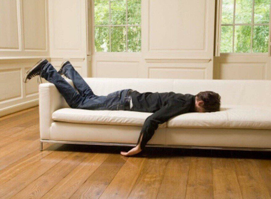 Устал лежать. Лежит на диване. Человек лежит на диване.