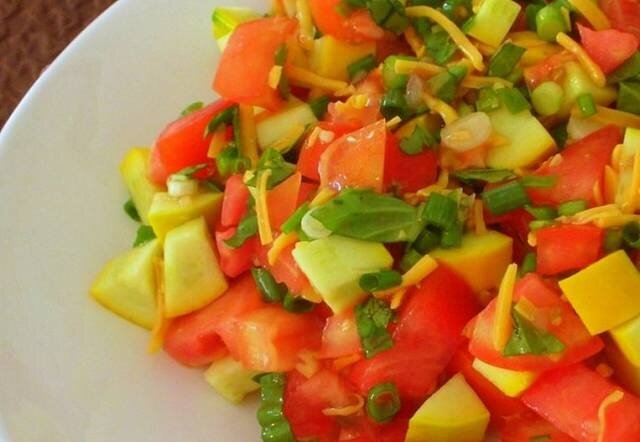 Легкий ,красочный салатик ))))🍑🌈
Ингредиенты  
1 шт. (маленький) кабачки 
1 шт. помидор 
1 шт. огурцы 
1 ст. л. лимонный сок 
1 долька чеснок 
50 г. йогурт 
по вкусу соль 
по вкусу специи 
пучок зелень 
Приготовление  
Мелко нарезаем огурец и кабачок, добавляем нарезанный помидор. Заправляем йогуртом, смешанным с лимонным соком, зеленью, измельченным чесноком, солью и любимыми специями. 
 
Приятного аппетита!