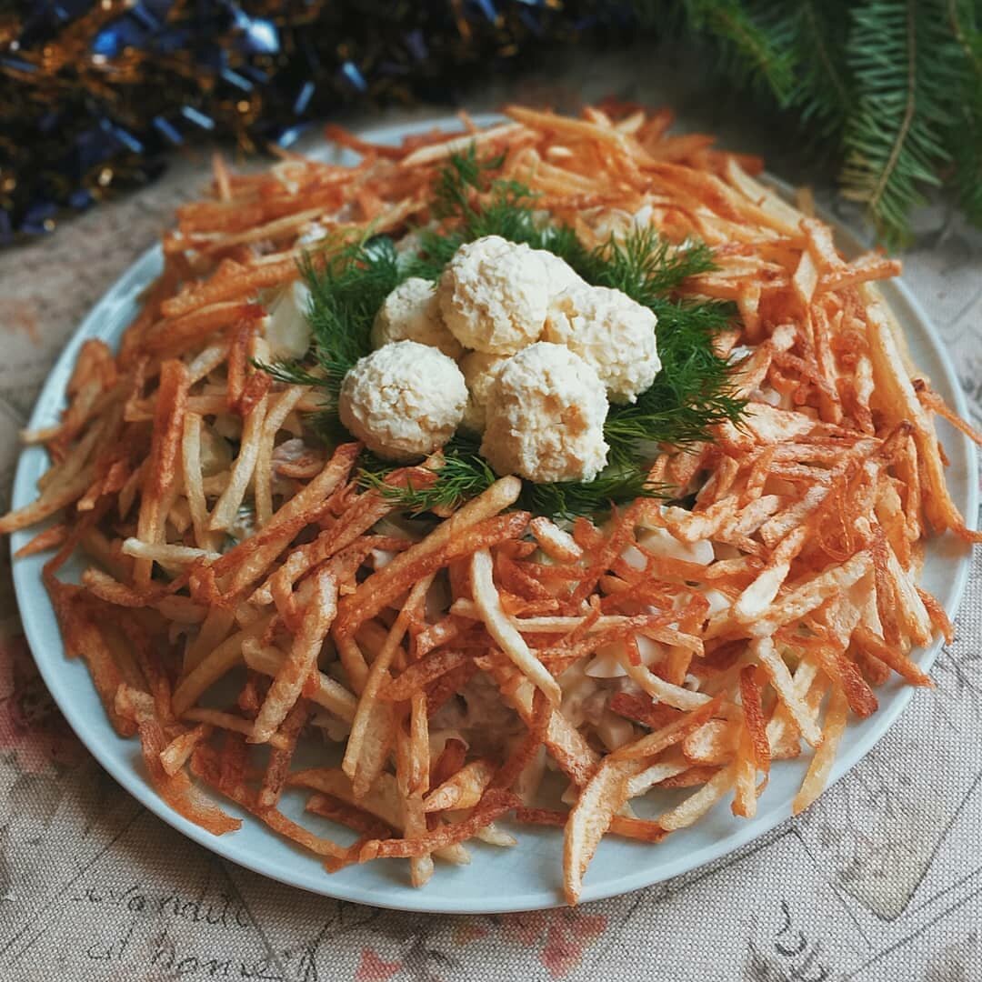 Салат гнездо глухаря с курицей классический. Гнездо глухаря. Гнездо г. Салат гнездо глухаря с говядиной. Салат гнездо глухаря с корейской морковью.