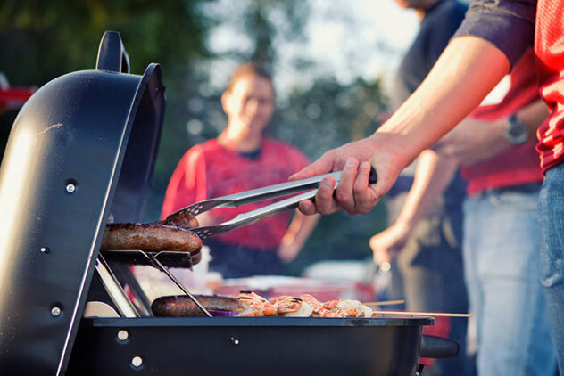 
Для многих людей в мире соседи - это нечто запоздалая. Вы можете вежливо улыбаться и махать рукой, когда проезжаете мимо на улице или делитесь с вами поездкой на лифте, но вы действительно их знаете? Можете ли вы обратиться к ним, когда вы в затруднительном положении, чтобы помочь наблюдать за вашими детьми? Если ответ на эти вопросы «нет», вам необходимо исправить это как можно скорее. Во время Великой депрессии, длительной депрессии и других периодов серьезного экономического спада люди учились работать и полагаться друг на друга. Сообщество соседей намного сильнее, чем один человек или семья, и люди быстро это поняли.