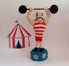 Цирковой силач, связанный крючком. Фото из свободного доступа в Интернете.