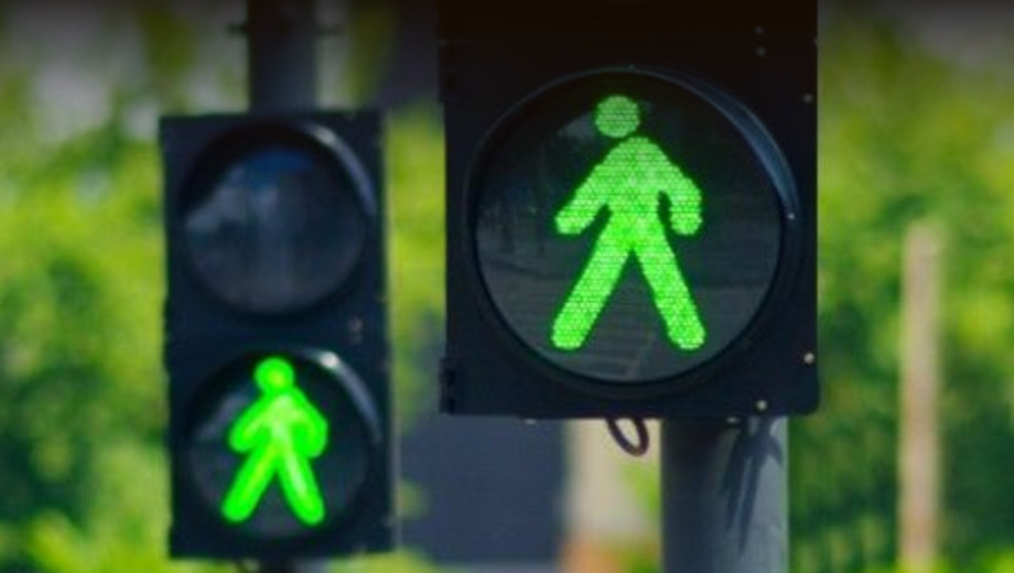 Различные виды «умных» светофоров многократно тестировались в разных странах. Например, предлагались устройства, автоматически распознающие пешеходов, собирающихся переходить дорогу. Российская система — лишь одно из возможных решений задачи безопасного перехода. 