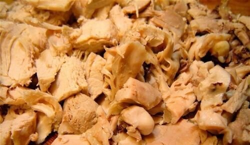     Мясо необходимо вымыть, а после этого залить полутора литрами воды, после чего надо довести до кипения и снять пену. Затем посолите по вкусу. Варите до готовности при небольшом кипении (около 80-90 минут). Когда мясо приготовится его необходимо вынуть, а оставшийся бульон процедить. Бульончик должен получиться прозрачным и золотистым. После этого разделите мясо на небольшие кусочки, прикройте его, чтобы не заветрелось, и отложите в сторону.   