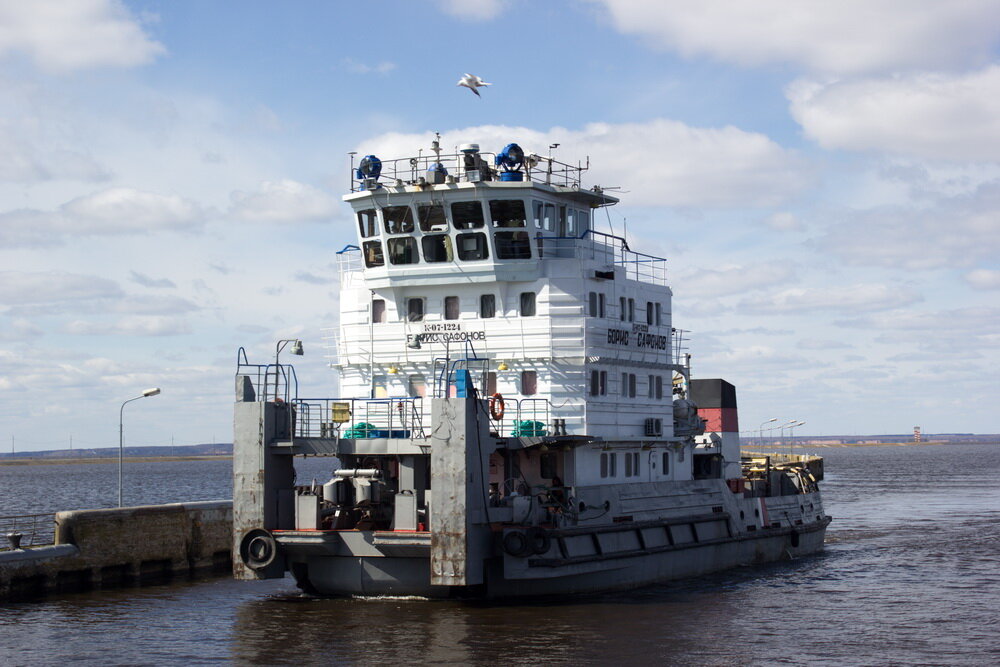 В навигацию 2020 года очень тихо отправились грузовые суда. Разрешение на выход есть пока только у них. Пассажирские суда продолжают стоять в затоне. Эта навигация была особенной, для волжских речников – это главное событие года и большой праздник, который в этом году не перенесли, а просто отменили. Не было торжественных речей, вручения подарков и премий, подъема флагов, команды на выход из шлюзовой камеры и басовитого гудка над Волгой. Судов значительно меньше даже среди грузовых. Возить нечего и некому. Многие танкеры остались в затоне. Речники такого не припомнят и с надеждой вглядываются в бинокль на горизонт.