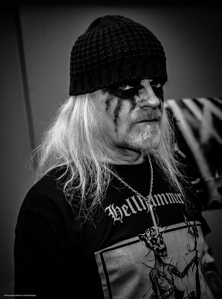 Дядька Том смотрит на тебя как на... профана :) 