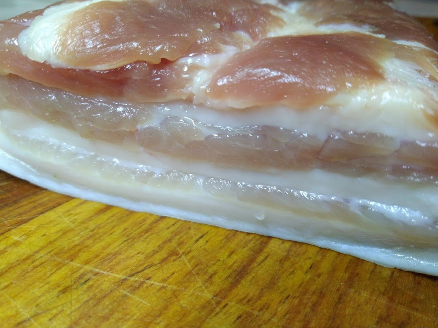 Для того, чтобы блюдо получилось действительно вкусным нужно брать грудинку с прослойками мяса, как на фото