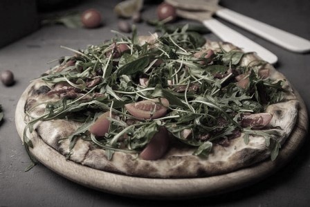 Чуть-чуть с цветом для наглядности (фокачча с руколой)