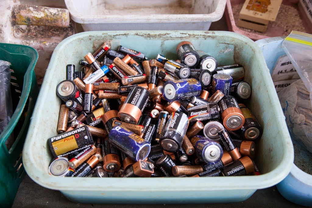 В Твери коммунальщики объяснили, что делать с опасными отходами