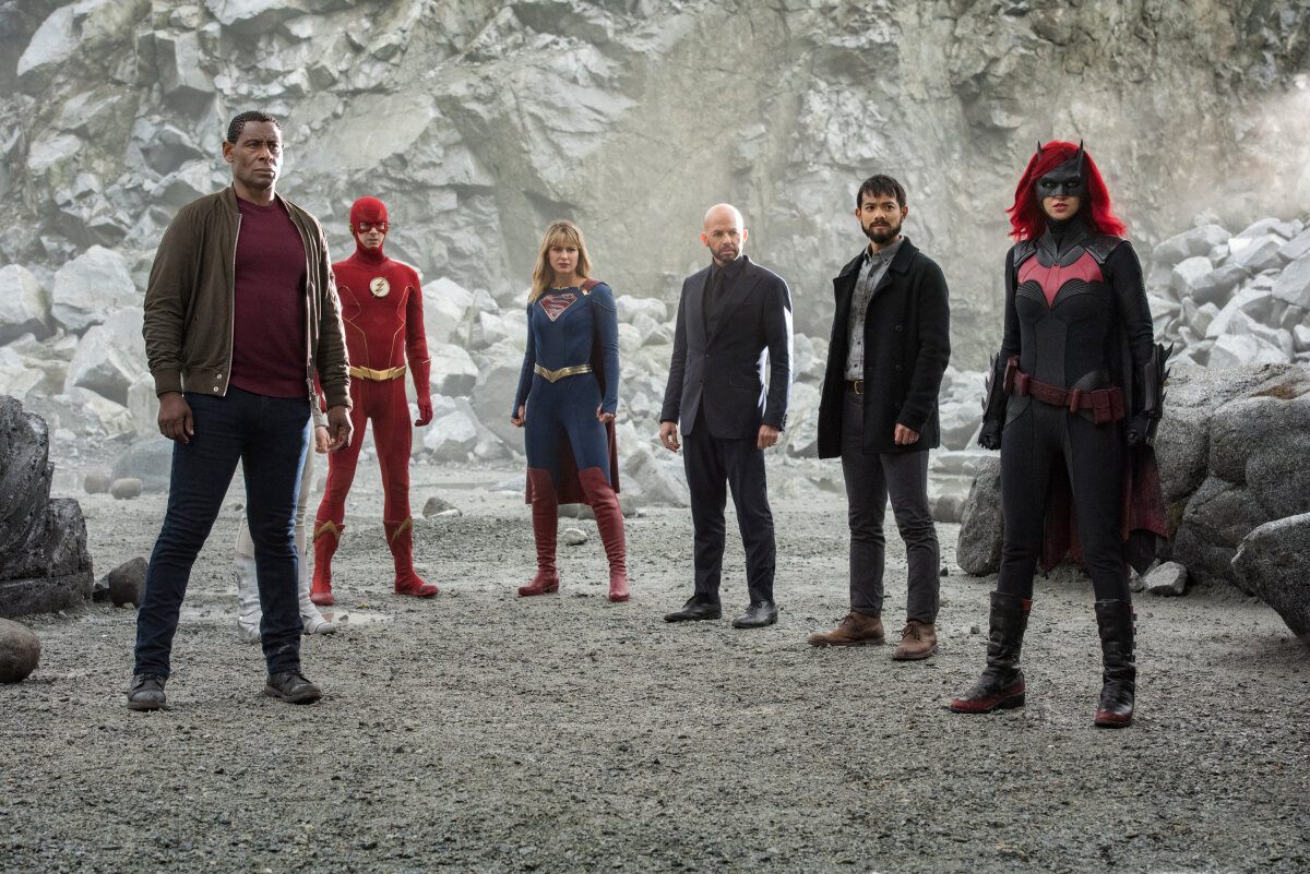 Вечные 2 есть. Crisis on Infinite Earths. Crisis of Infinite Earths сериал. Флэш сериал 8 сезон. The CW crisis on Infinite Earths