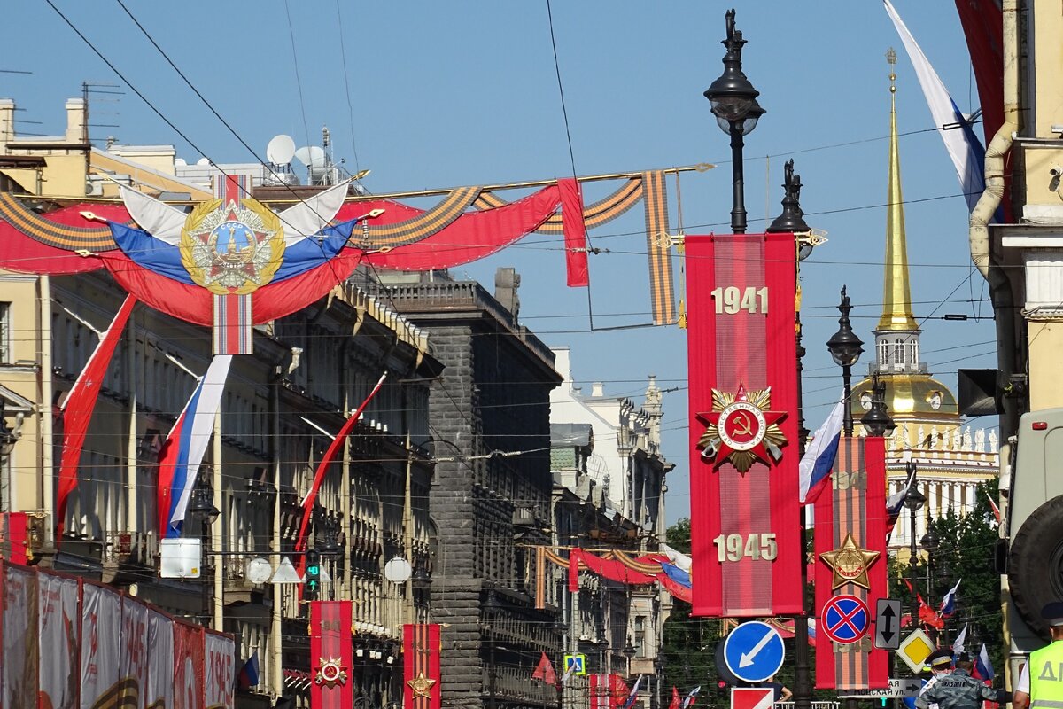 Украшения на Невском проспекте к празднованию 75-летия Победы. Фото автора блога
