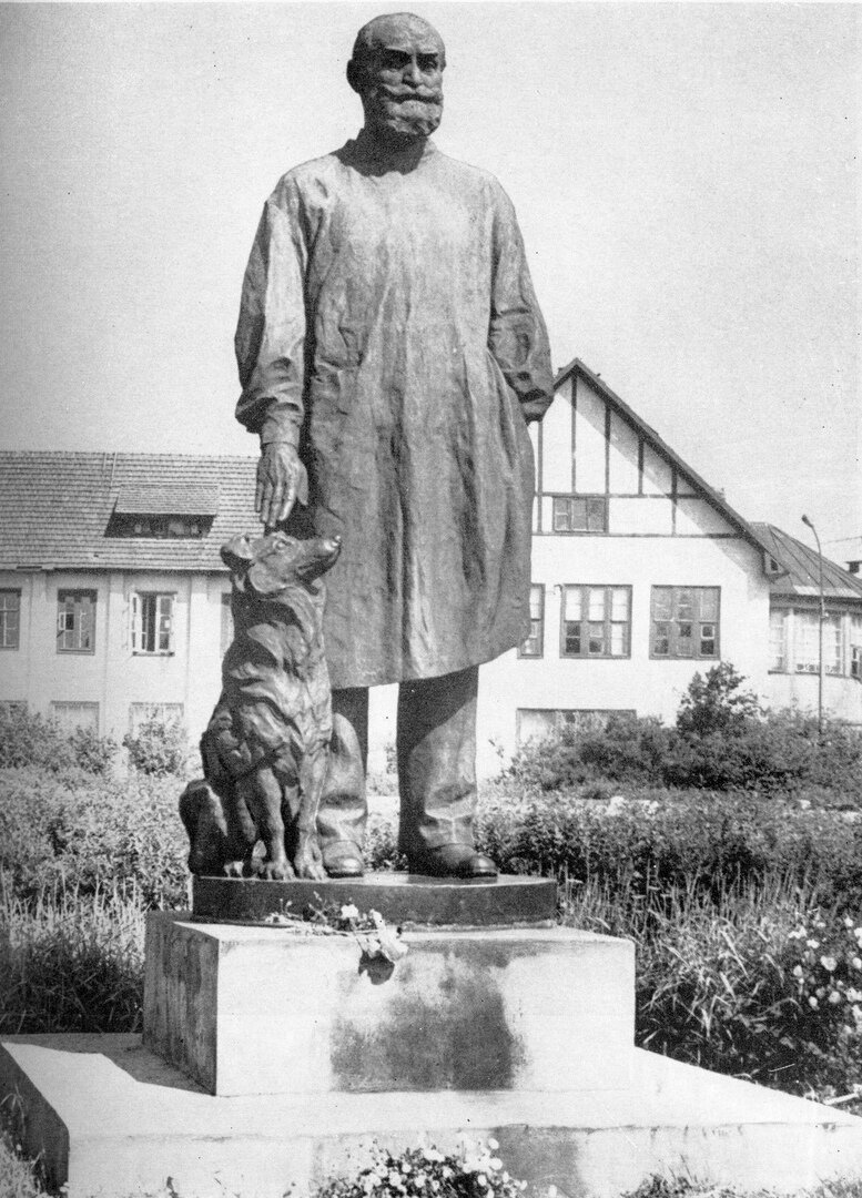После смерти И.П. Павлова в научном городке в Колтушах (под Ленинградом, сейчас  под Санкт-Петербургом) установили памятник "Великий ученый и честно служившая делу его собака" (на фото).